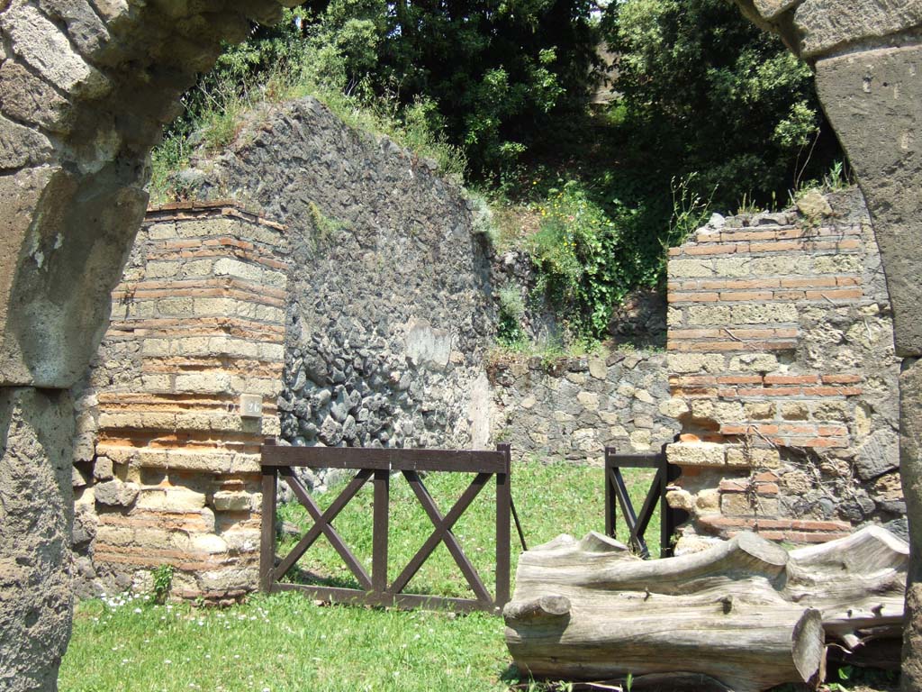 HGE26 Pompeii. May 2006. Looking north-east towards entrance doorway.