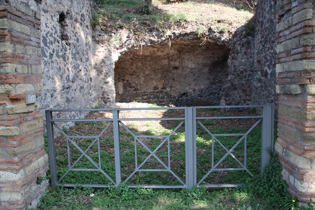 HGE27 Pompeii. May 2006. North wall of shop.