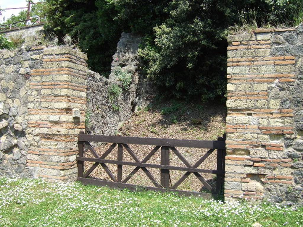 HGE28 Pompeii. May 2006. Looking north-east towards entrance doorway.