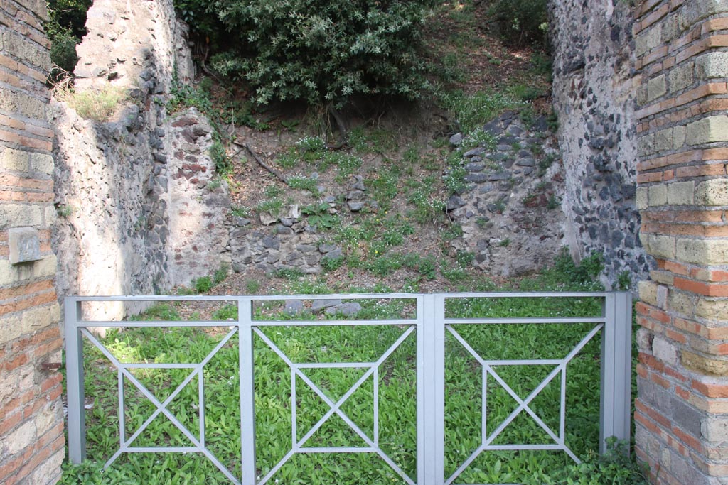 HGE28 Pompeii. October 2023. Looking towards east side of shop. Photo courtesy of Klaus Heese.