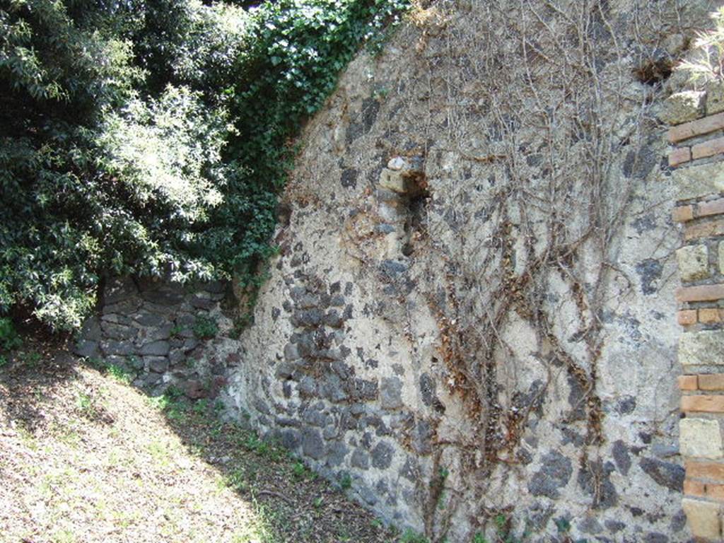 Pompeii. May 2006. Outside HGE28 looking south along colonnade

