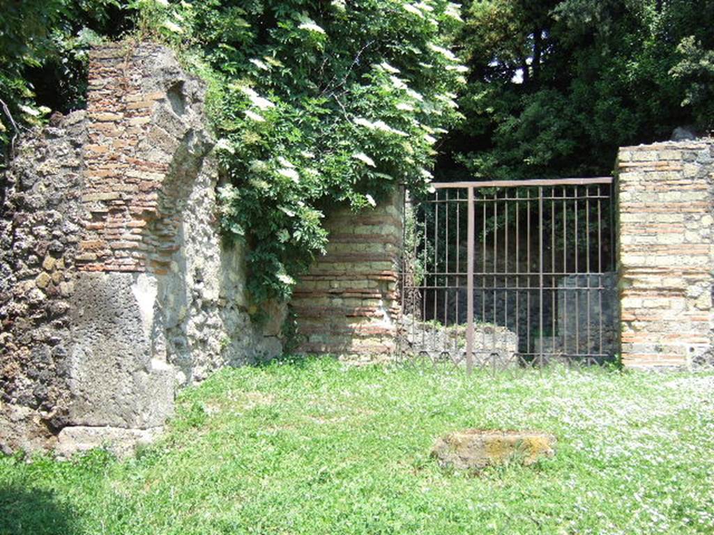 HGE29 Pompeii. May 2006. Looking east through remains of colonnade towards entrance.