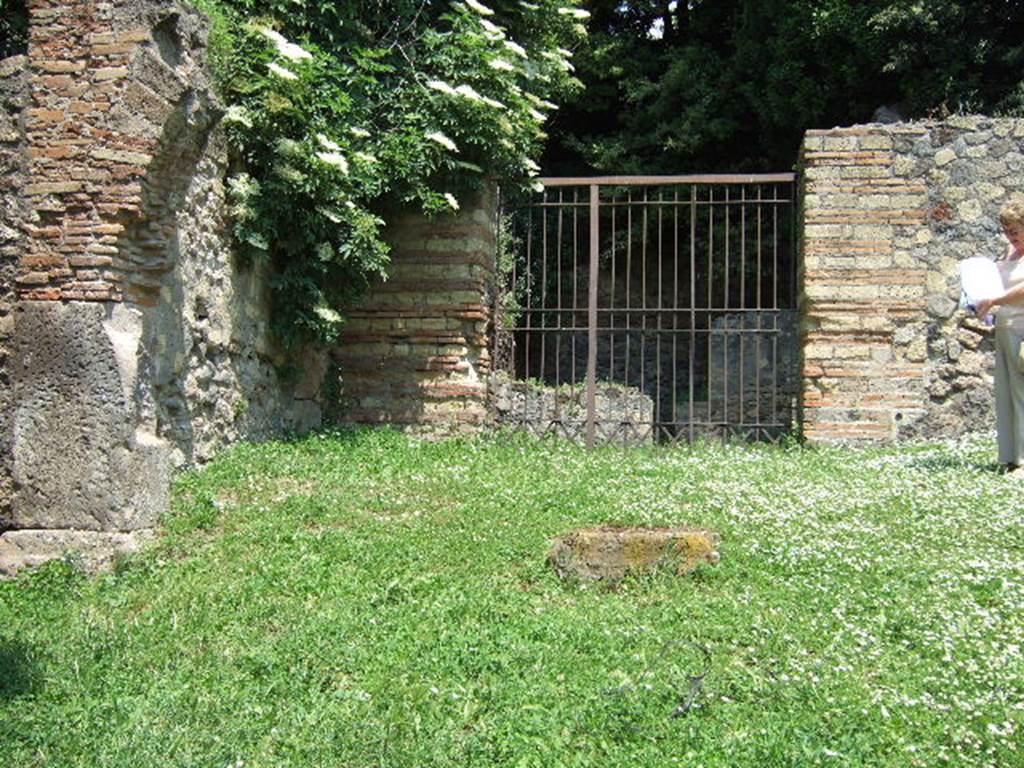 HGE29 Pompeii. 2012. North wall of room 1. Structure made of cut bricks and tiles and the level of lapilli in room 1.
Photo B. Lemaire.
Photo courtesy of Latitia Cavassa, Bastien Lemaire, Guilhem Chapelin, Aline Lacombe, John-Marc Piffeteau and Giuseppina Stelo.
