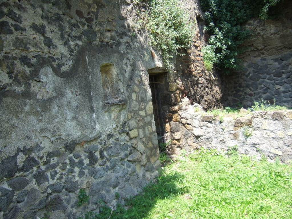 HGE29 Pompeii. May 2006. South wall of room 1.