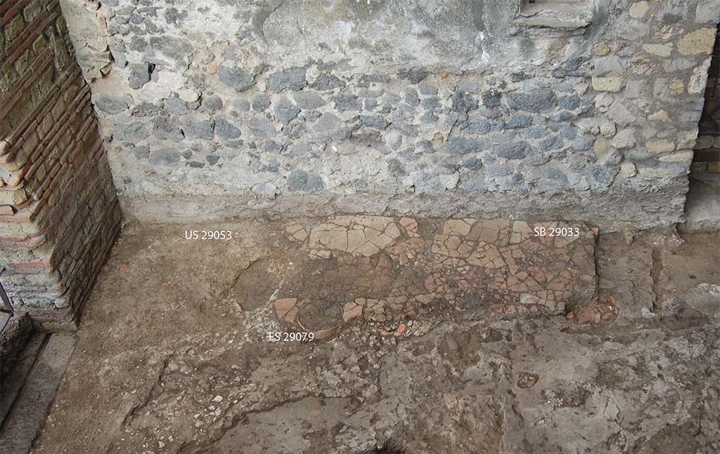 HGE29 Pompeii. 2012. Excavations in room 1. Photo B. Lemaire.
Photo courtesy of Latitia Cavassa, Bastien Lemaire, Guilhem Chapelin, Aline Lacombe, John-Marc Piffeteau and Giuseppina Stelo.

