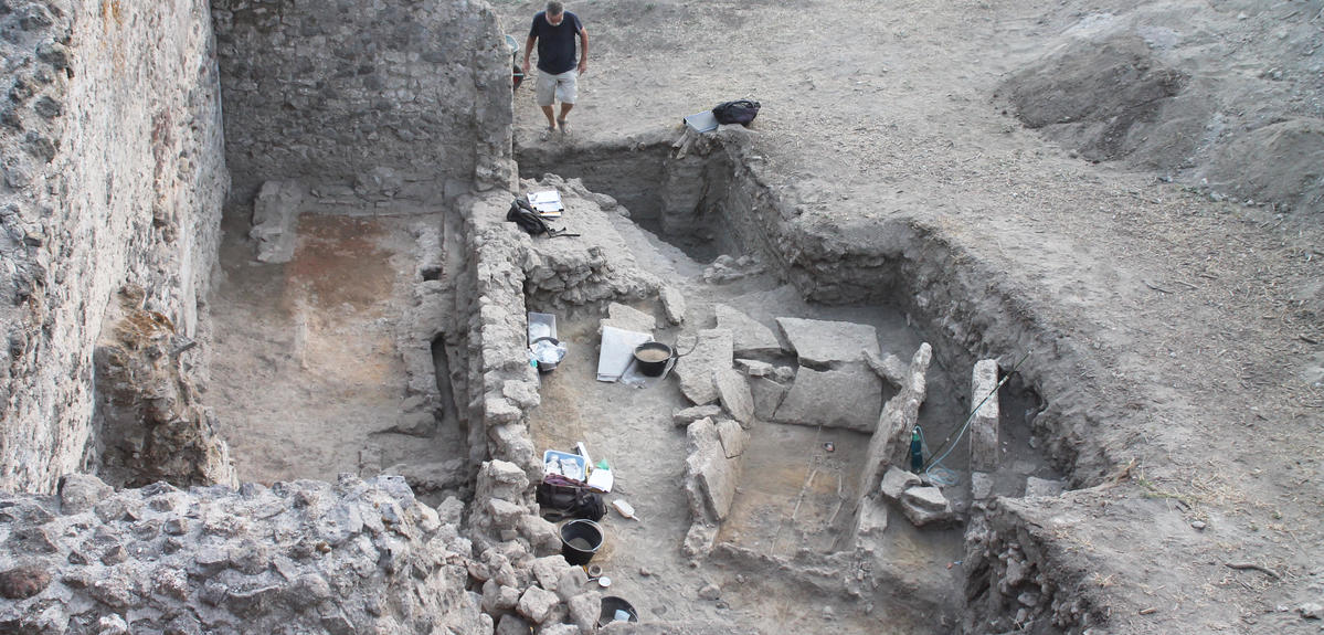 HGE30 Pompeii. 2016. The workshop is on the left with the Samnite tombs on the right. At the far end are the steps leading to the workshop.
 L. Cavassa/CNRS-AMU 
