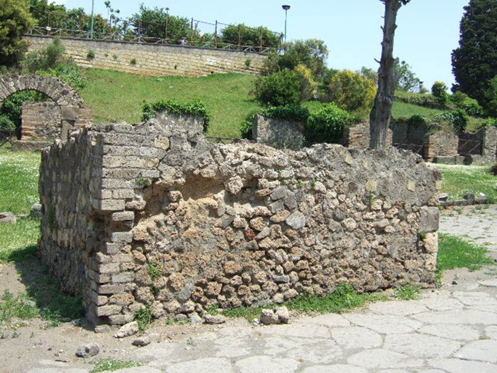 HGE33 Pompeii. May 2006. North and west sides, looking west from Via dei Sepolcri.