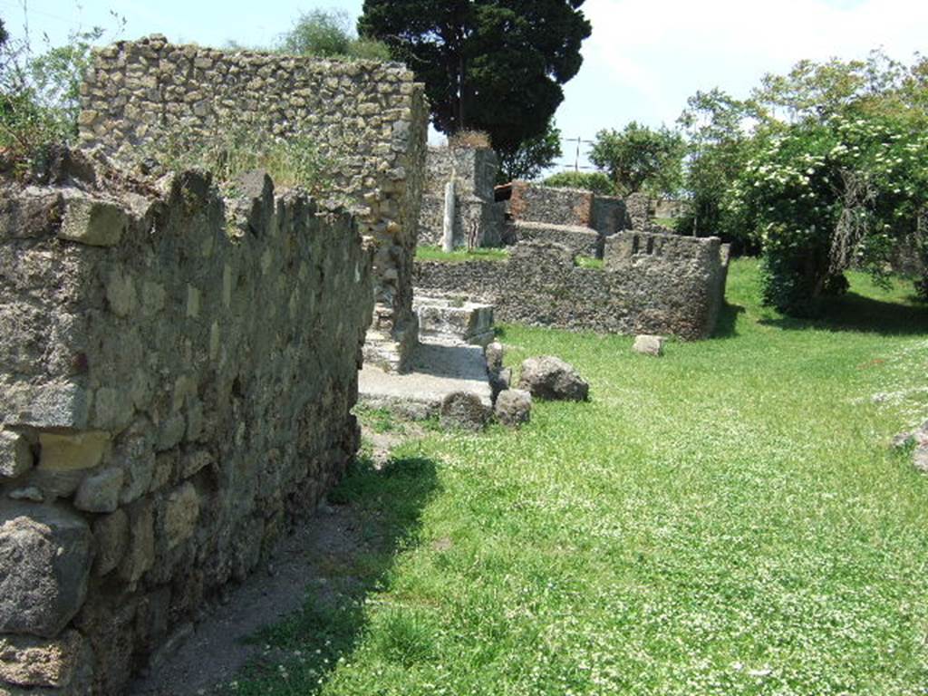 HGE33 Pompeii. May 2006. Looking north from east side.