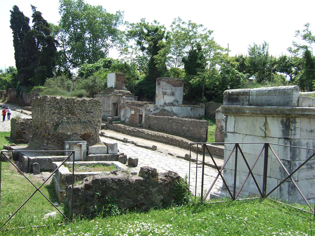 HGE35 Pompeii. May 2006. Looking south over HGE36, HGE35 and HGE34 with HGE37 to right. 