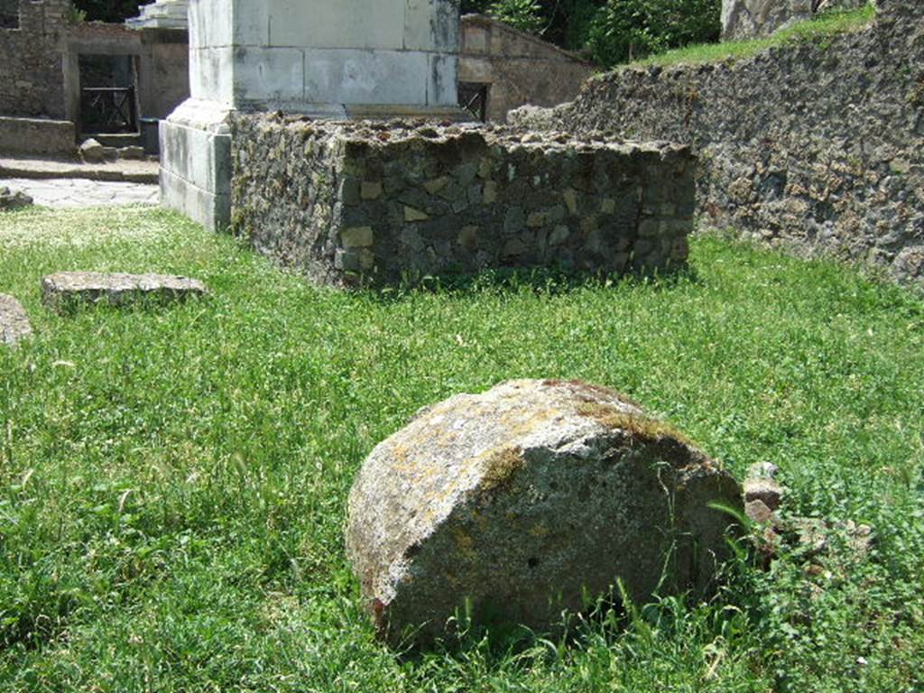 HGE36 Pompeii. May 2006. Looking west.