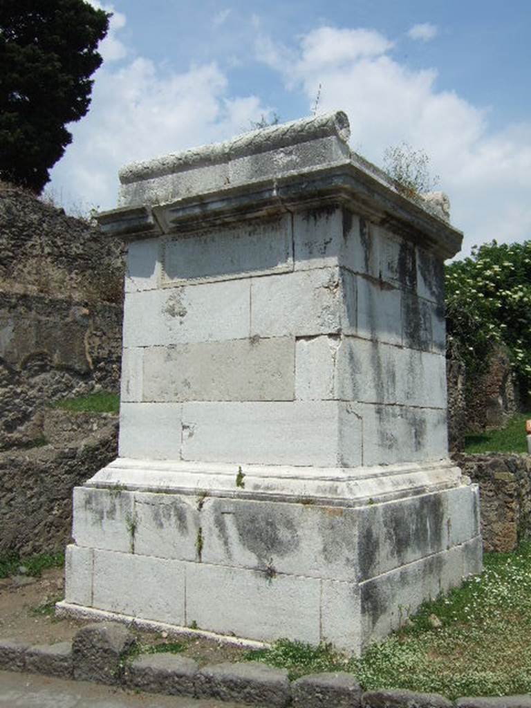 HGE37 Pompeii. May 2006. Tomb south and east sides with plaques.