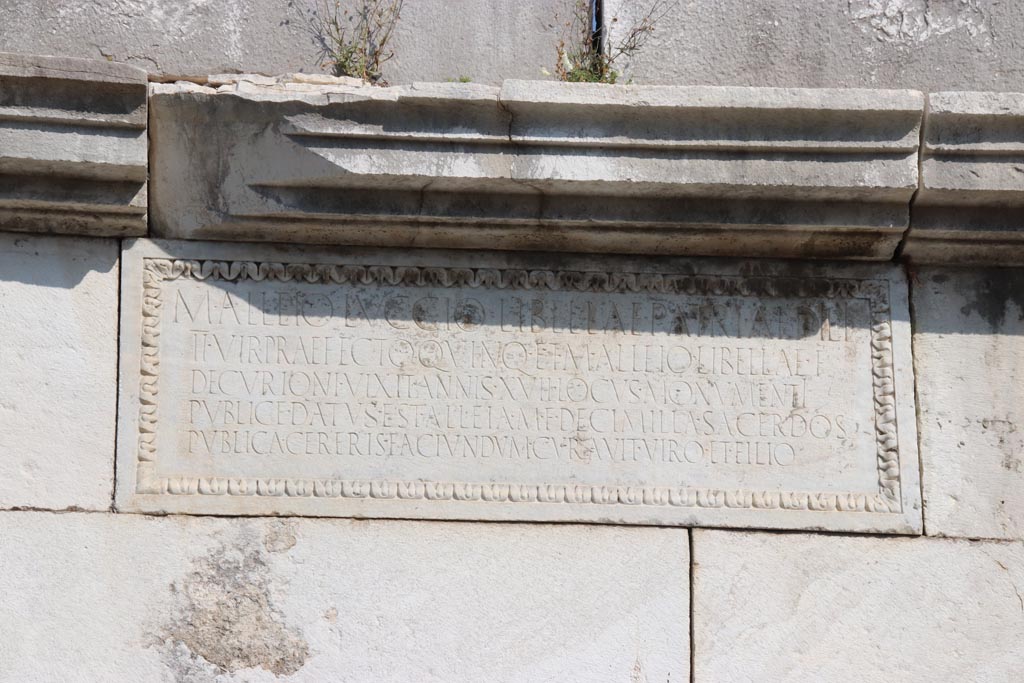 HGE37 Pompeii. October 2023. Marble plaque on west side. Photo courtesy of Klaus Heese.