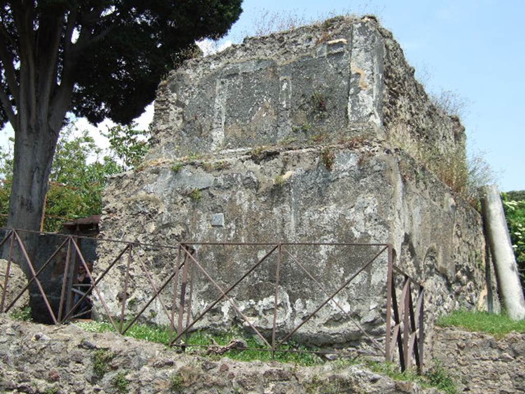 HGE38 Pompeii. May 2006. South side and east sides of tomb on Via dei Sepolcri.