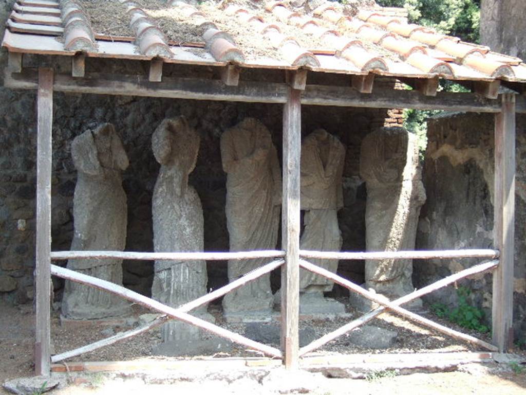 HGE39 Pompeii. May 2006. Front of tomb with statues in storage. According to Kockel some of these statues with certainty belong to HGE39. However no accurate finding reports are available so this cannot be shown for certain. See Kockel V., 1983. Die Grabbauten vor dem Herkulaner Tor in Pompeji. Mainz: von Zabern. (p. 177, Taf. 63). 