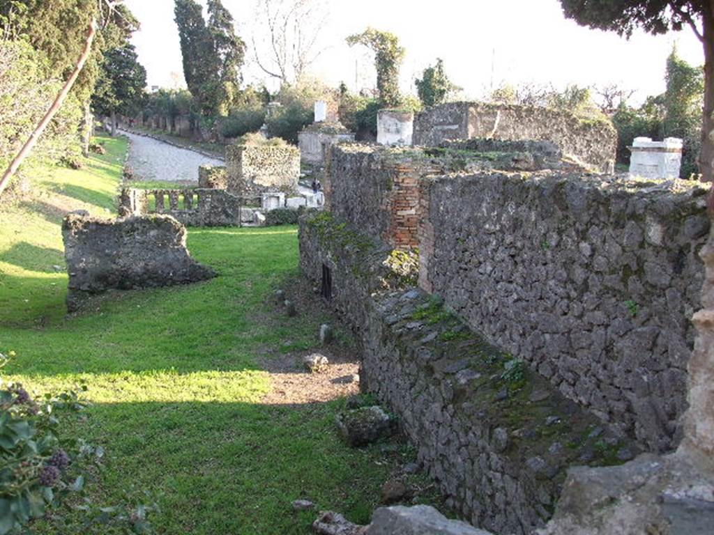 HGE39A Pompeii. December 2006. Looking east along north side of HGE43 and HGE39 to HGE39A.  