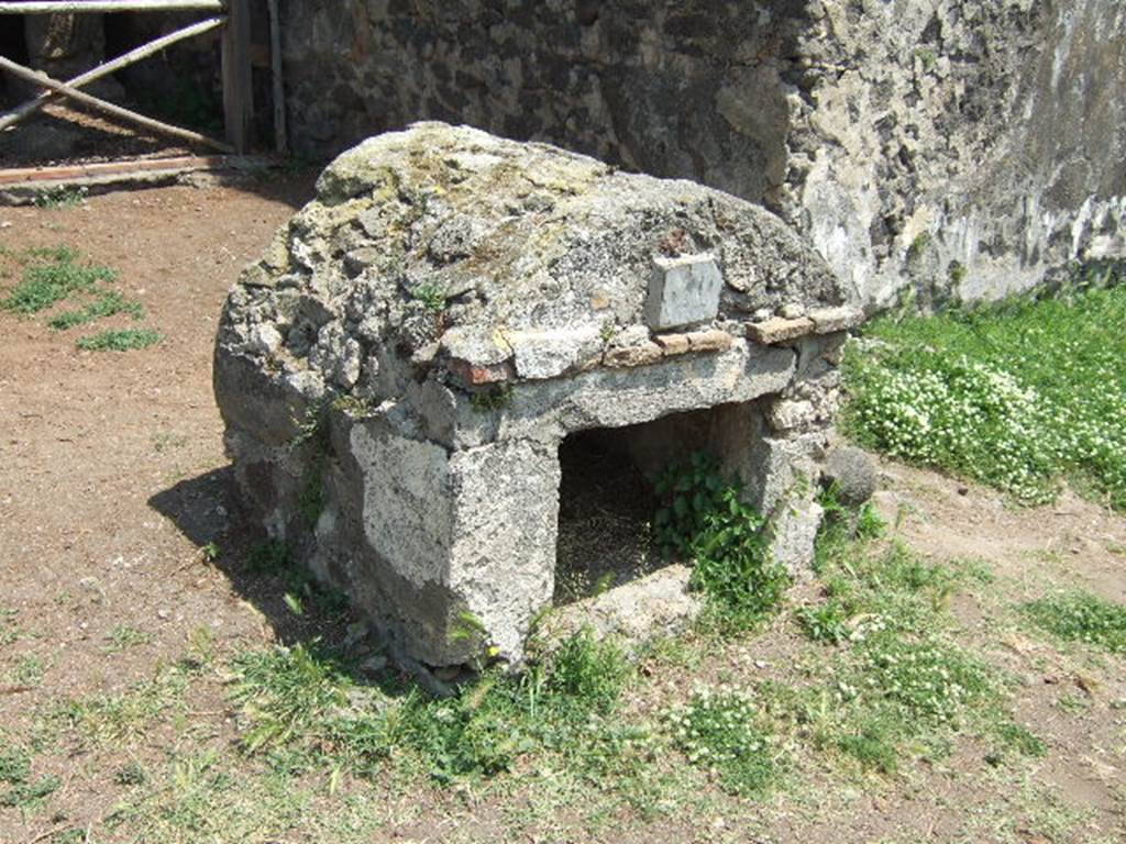 HGE40 Pompeii. May 2006. A stele in herm form was found inside the tomb.
The inscription on this tomb gave no first name and was simply 
SALVIVS PVER 
VIXIT ANNIS VI.

According to Epigraphik-Datenbank Clauss/Slaby (See www.manfredclauss.de) this read

Salvius puer
vixit annis VI       [CIL X 1032]

Mau translates this as  The boy Salvius lived six years.
See Mau, A., 1907, translated by Kelsey F. W. Pompeii: Its Life and Art. New York: Macmillan. (p. 426).

According to Kockel, the stele was said by Mommsen, Niccolini and Overbeck to have been found next to that of Munatius Atimetus (HGW22/Nord22).
Bonucci, Breton, Fiorelli and Mau however attributed it to HGE40/Nord40.
See Kockel V., 1983. Die Grabbauten vor dem Herkulaner Tor in Pompeji. Mainz: von Zabern. (p. 100).