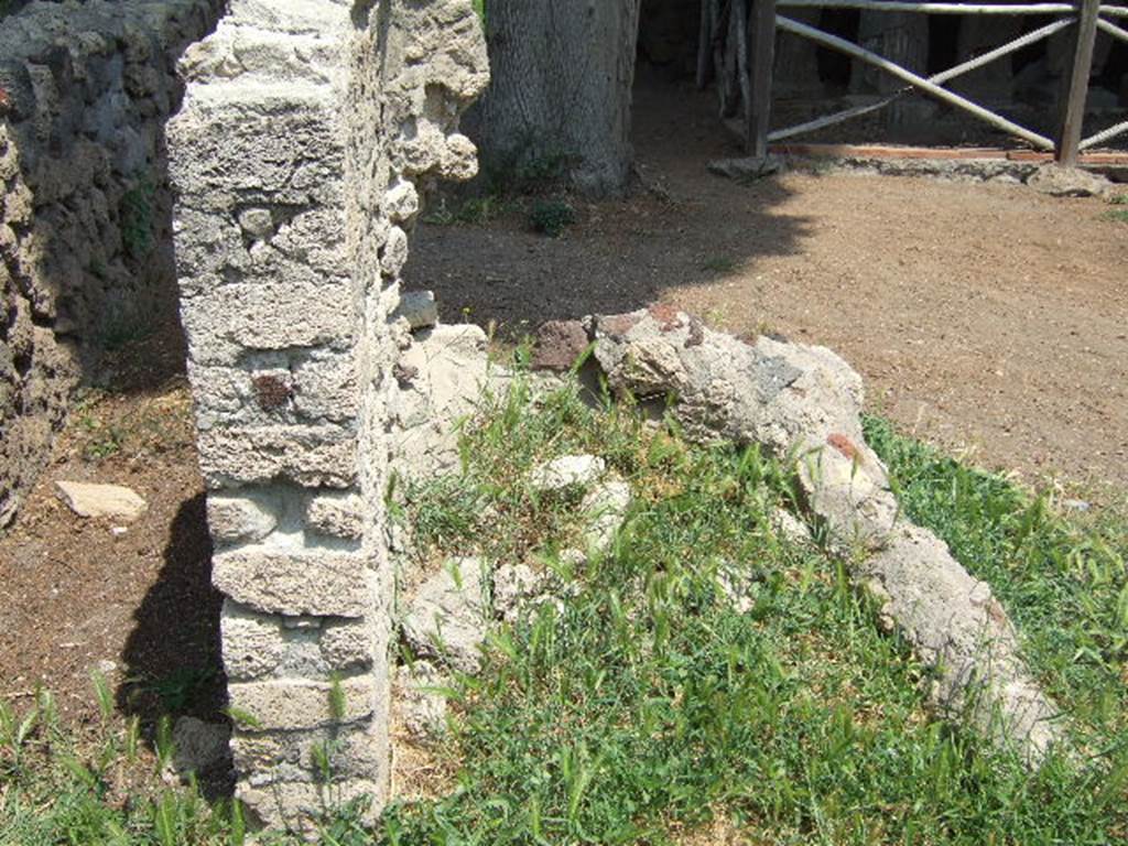 HGE41 Pompeii. May 2006. Remains of tomb.