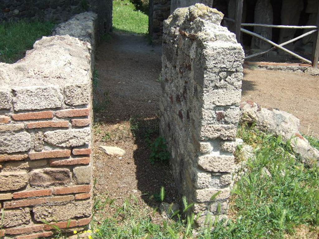 HGE41 Pompeii. May 2006.  Remaining side wall of tomb on right.