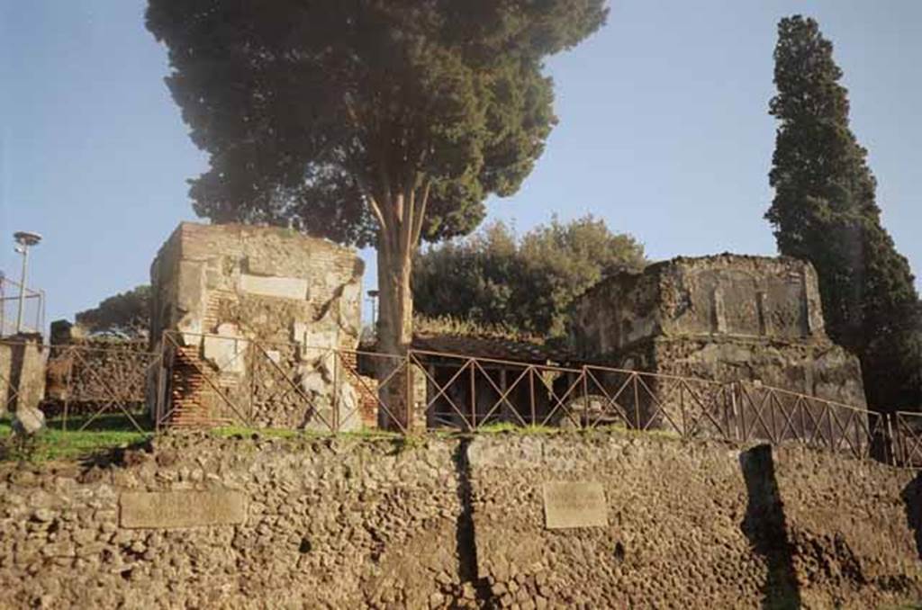 HGE42 Pompeii. May 2010. Looking east across Via di Sepolcri. Photo courtesy of Rick Bauer.