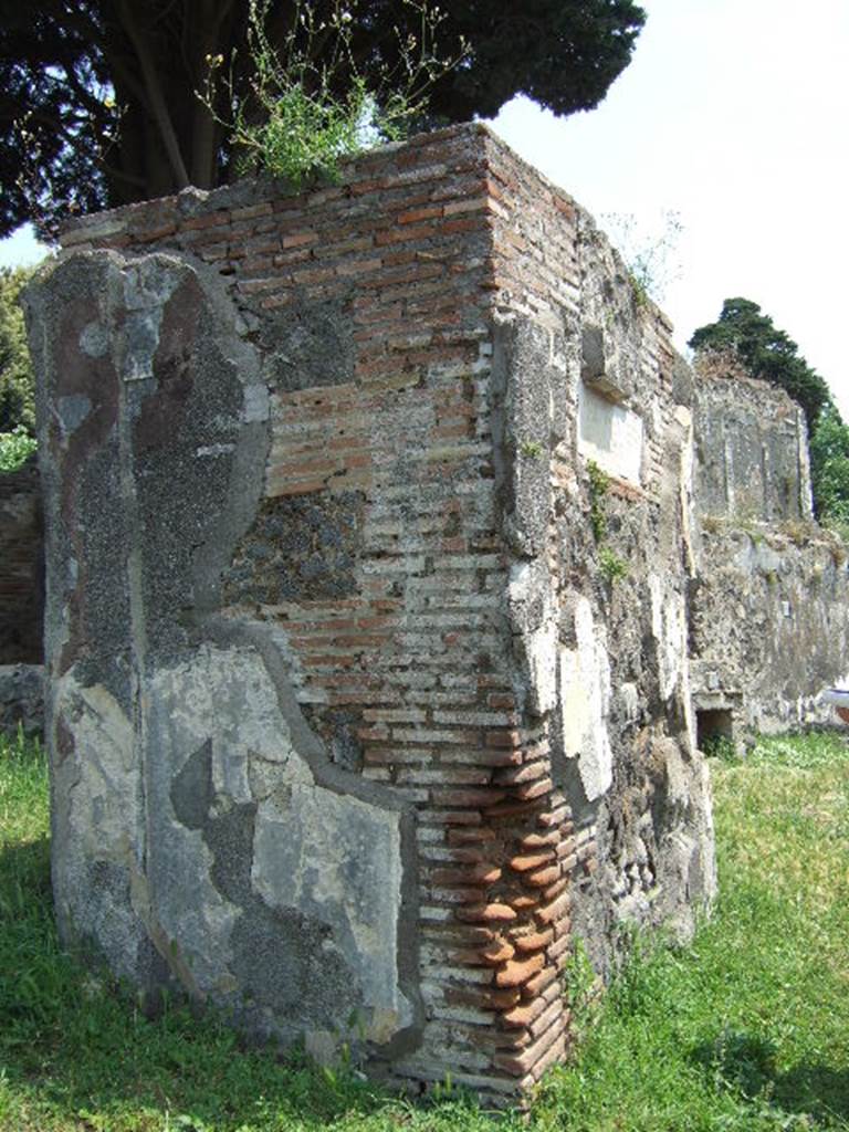 HGE42 Pompeii. May 2006. North and west sides of tomb.