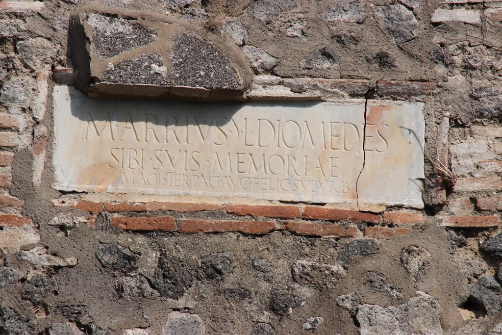 HGE42 Pompeii. October 2023. Marble plaque on front west side of tomb. Photo courtesy of Klaus Heese.
The inscription reads -
M ARRIVS M L DIOMEDES
SIBI SVIS MEMORAIE
MAGISTER PAG AVG FELIC SVBVRB    [CIL X 1042]
