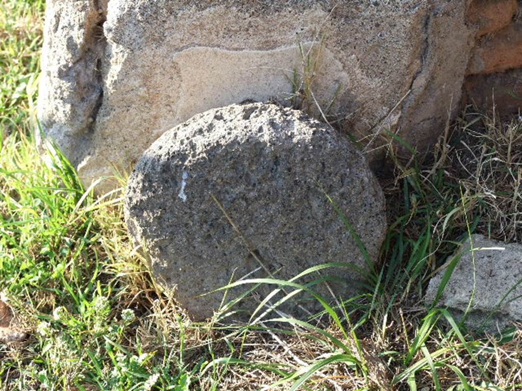 HGE42 Pompeii. December 2006. Columella at the base of south side of tomb.