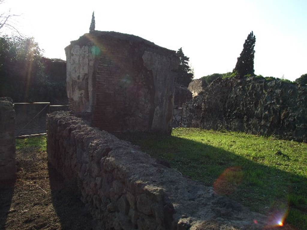 HGE42 Pompeii. May 2006. HGE42 on left, HGE40 centre and HGE38 on right. According to Kockel, during excavations near the tomb in 1946 a heavy limestone plaque was found.
It had the inscription
ARRI(us) H(er)MES
PATRI FEC(it)
DE SUO

See Notizie degli Scavi, 1946, 129 Nr. 411.
See Kockel V., 1983. Die Grabbauten vor dem Herkulaner Tor in Pompeji. Mainz: von Zabern. (p. 181).
