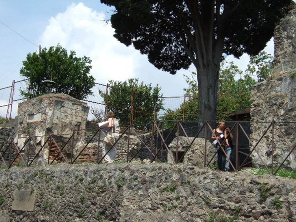 HGE42 Pompeii. May 2006. Plaque on retaining wall under the front of the tomb.