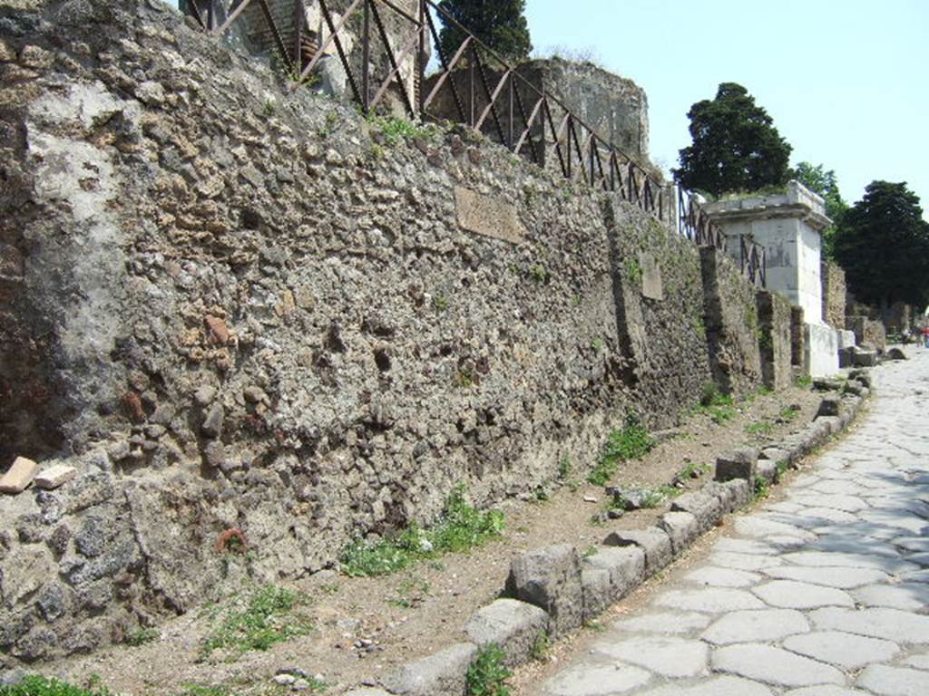 HGE42 Pompeii. May 2006. Plaque on retaining wall under the front of the tomb.