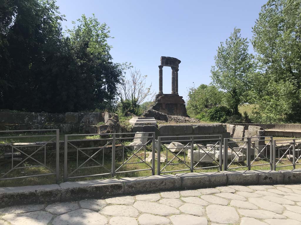 HGW02 Pompeii, on left. HGW03, centre, and HGW04, on right. April 2019. Looking west.
Photo courtesy of Rick Bauer.
