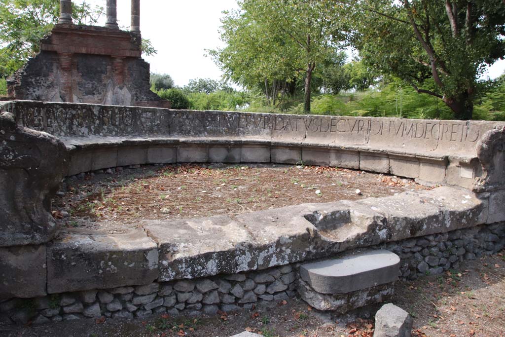 HGW04 Pompeii. September 2021. Looking west towards the schola tomb of Mamia with inscription. Photo courtesy of Klaus Heese.