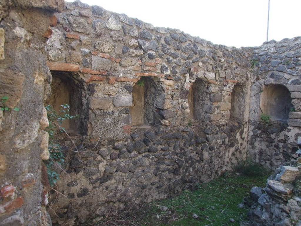 HGW04a Pompeii. December 2006. Inside the tomb, looking west.