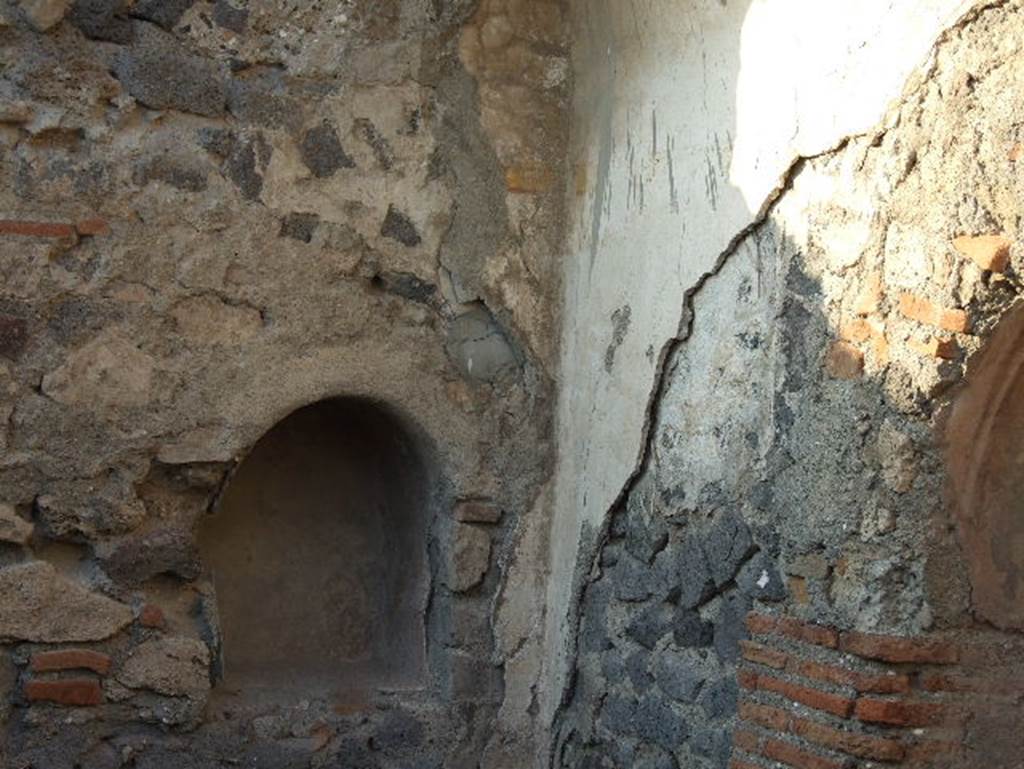 HGW04a Pompeii. December 2006. Inside the Tomb of Gens Istacidia. North east corner.