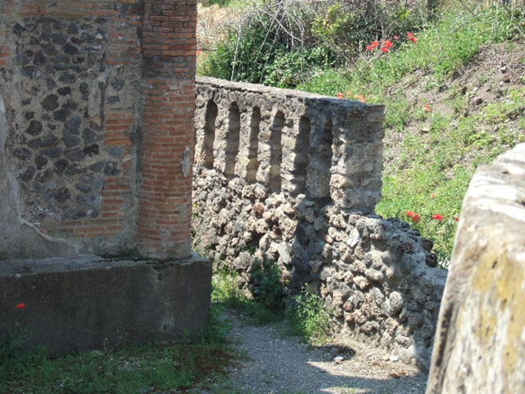 HGW04a Pompeii. May 2006. Parapet on north side.