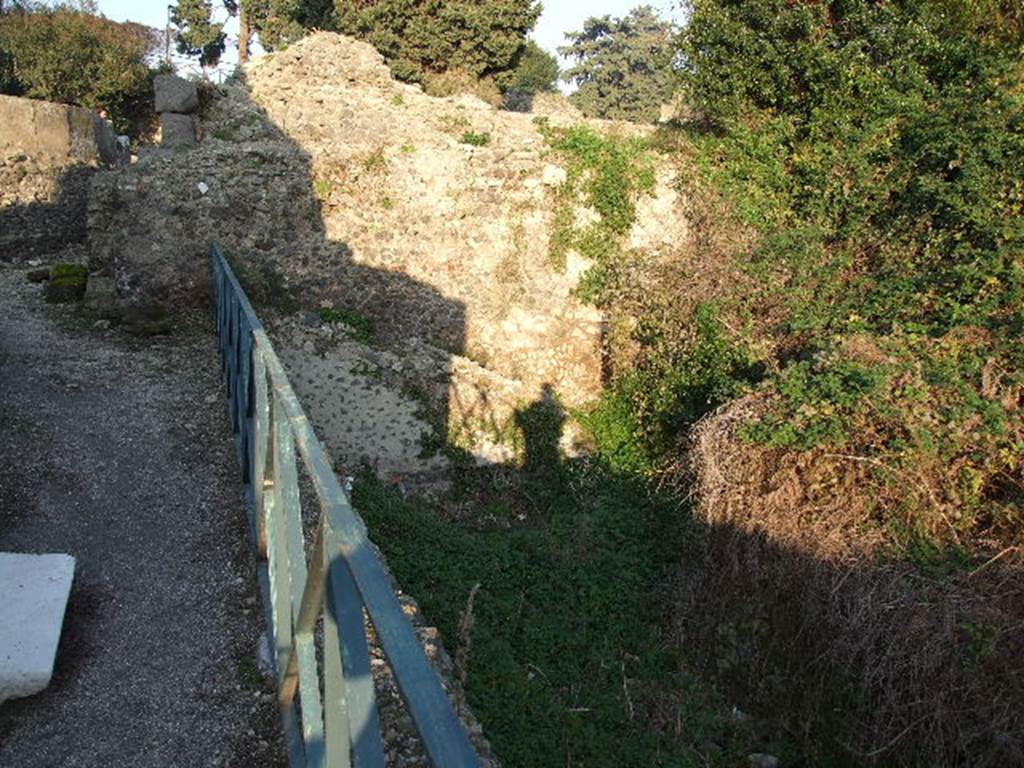 HGW04b Pompeii. December 2006. Site of tomb enclosure to east of HGW04a.