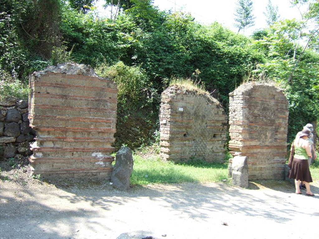 HGW08 Pompeii. May 2006. Looking west towards shop doorway, seen through portico.