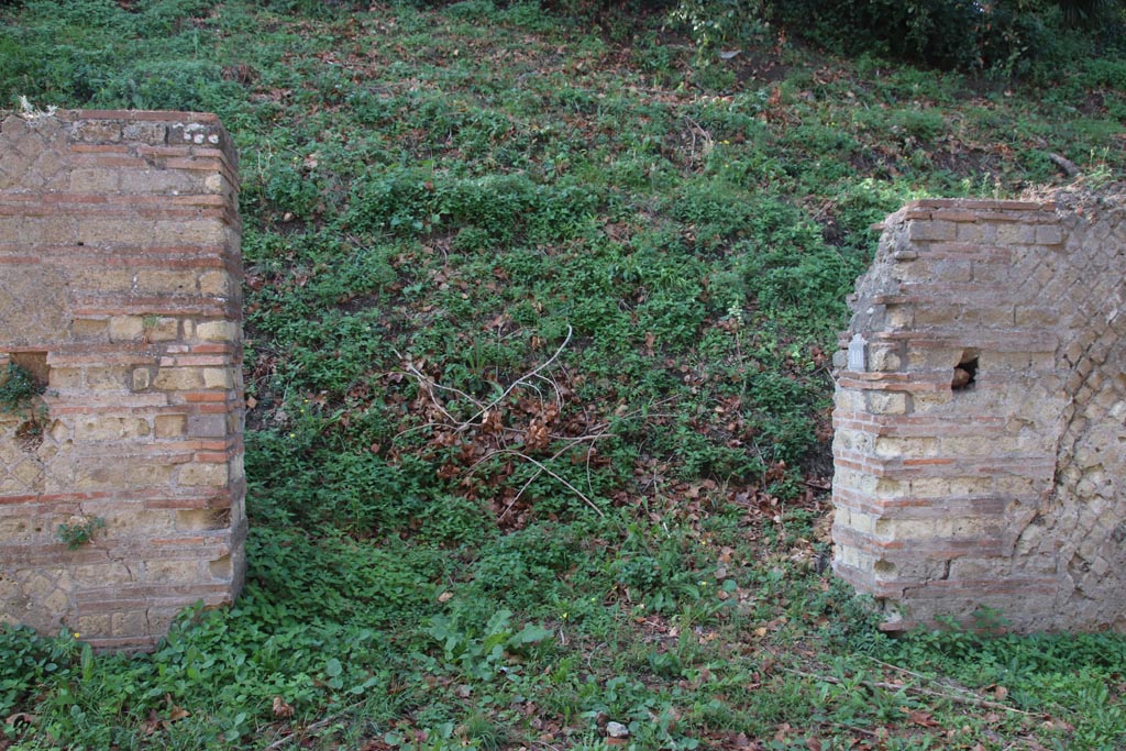 HGW10 Pompeii. October 2023. Entrance doorway to shop. Photo courtesy of Klaus Heese.