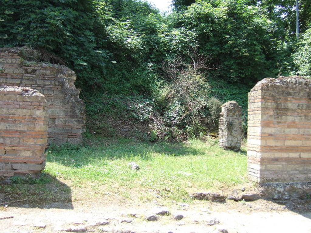 HGW14 Pompeii. May 2006. Looking towards entrance doorway, at rear of portico.