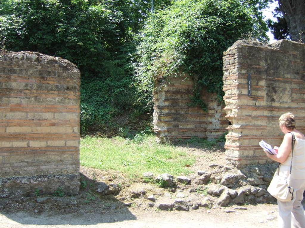 HGW15 Pompeii. May 2006. Looking through portico, on the left would have been the doorway to the shop. On the right would have been a doorway leading eventually into the peristyle area of the villa, called “of Cicero”.
