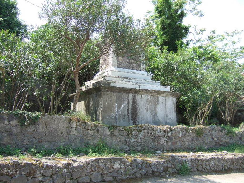 HGW16 Pompeii. May 2006. Looking west. According to Mau the tomb was unfinished at the time of the eruption. Part of the marble veneering had not yet been added and the walls of the sepulchral chamber were in the rough. There were also no urns in any of the five niches.
See Mau, A., 1907, translated by Kelsey F. W. Pompeii: Its Life and Art. New York: Macmillan. (p. 418).