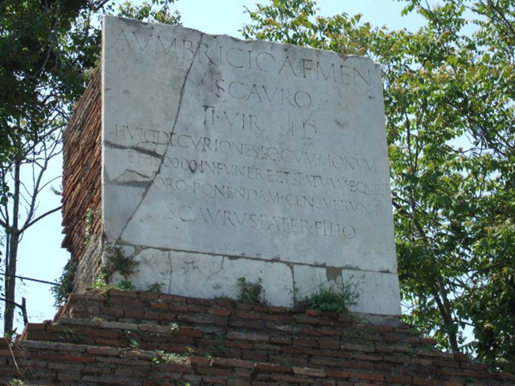 HGW17 Pompeii. May 2006. Marble plaque on the east side. This was found in pieces in the earth in front of HGW17 and HGW18 on the 15th September 1812. It was placed on the front of HGW17 on the 23rd January 1813. According to Kockel, the evaluation of the finding reports and the examination of the different masses have proved that the inscription of Umbricius Scaurus does not belong to HGW17. See Kockel V., 1983. Die Grabbauten vor dem Herkulaner Tor in Pompeji. Mainz: von Zabern. (p. 83). According to Kockel the plaque may belong to HGW16. See Kockel V., 1983. Die Grabbauten vor dem Herkulaner Tor in Pompeji. Mainz: von Zabern. (p. 70-71).