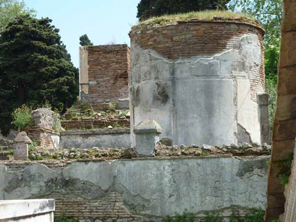 HGW18 Pompeii. May 2010. Looking south to circular tomb chamber.