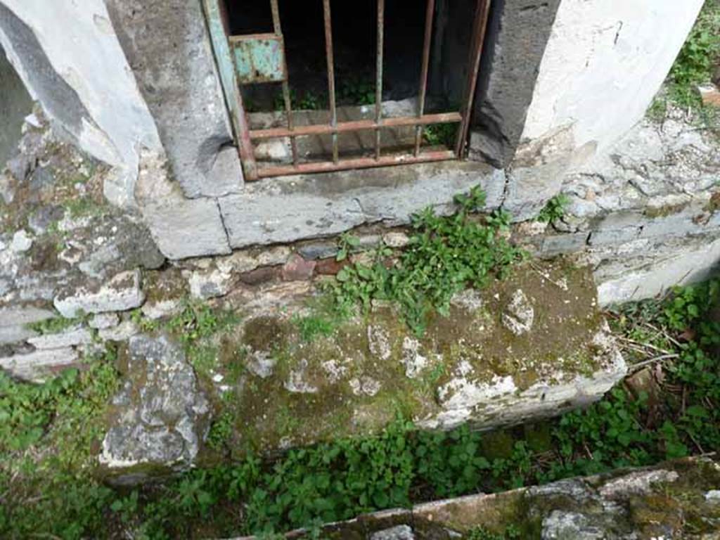 HGW18 Pompeii. May 2010. Circular tomb chamber entrance and step.