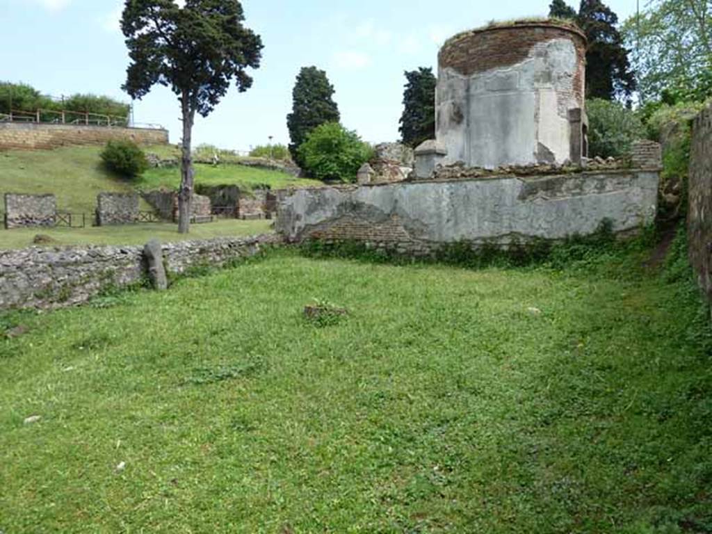 HGW19 Pompeii. May 2010. Tomb enclosure looking south.