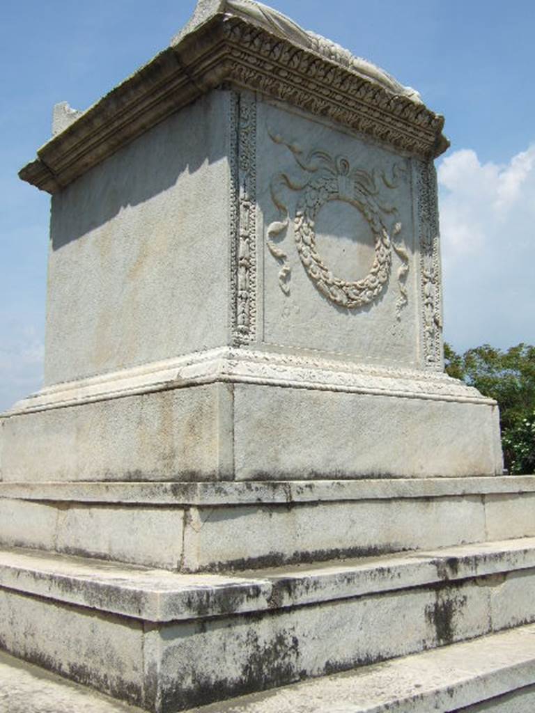 HGW20 Pompeii. May 2006. West, and south sides of marble altar with wreath.