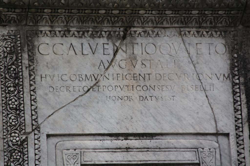 HGW20 Pompeii. April 2014. Looking towards east side of marble altar with inscription. 
Photo courtesy of Klaus Heese.
