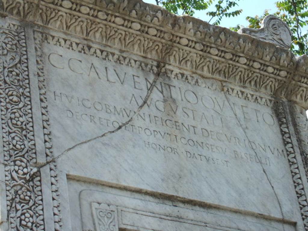 HGW20 Pompeii. May 2006. Detail of north side of marble altar.