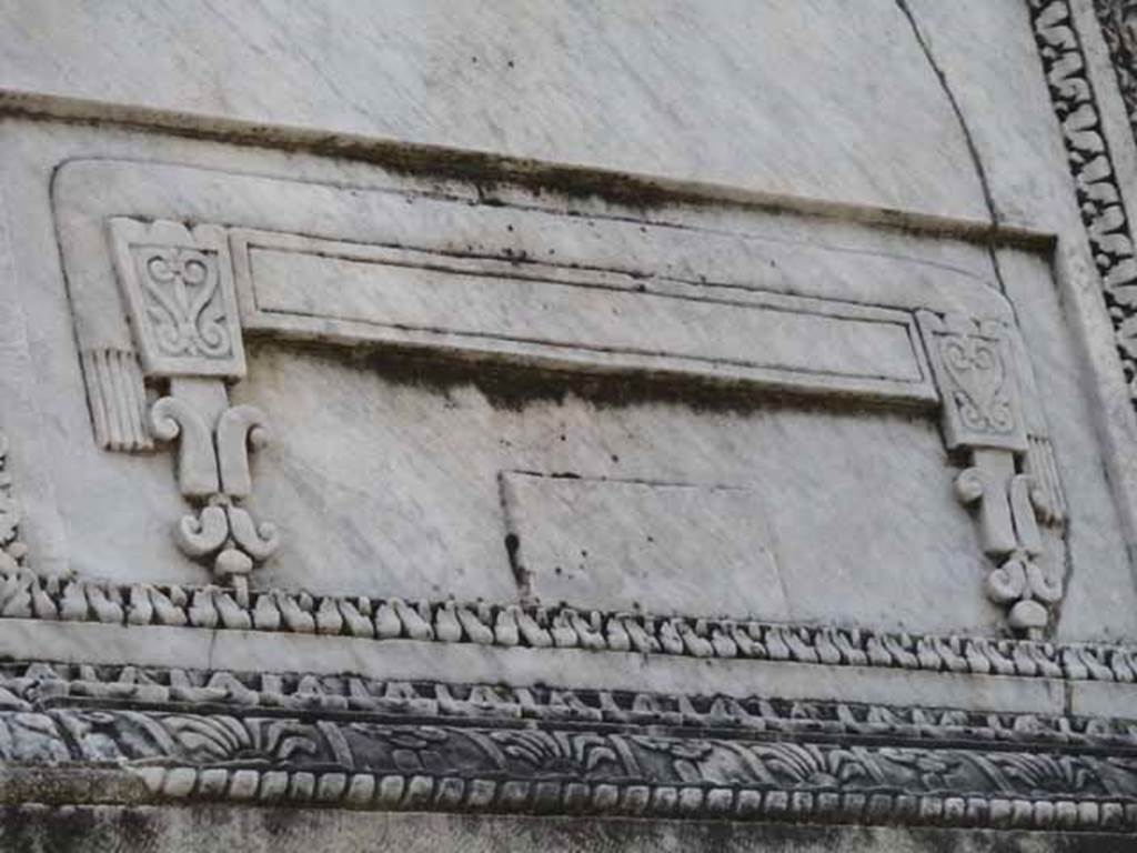 HGW20 Pompeii. May 2010. North side. Detail of his bisellium, or seat of double width. The square footstool in the middle implies that the seat was intended for a single person.