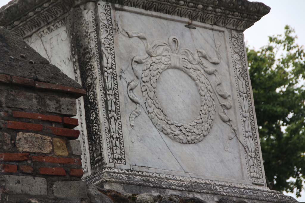 HGW20 Pompeii. April 2014. Detail of north side of marble altar. Photo courtesy of Klaus Heese.

