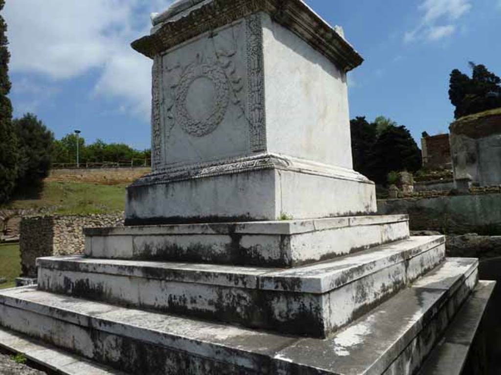 HGW20 Pompeii. May 2010.  West and south sides of marble altar.